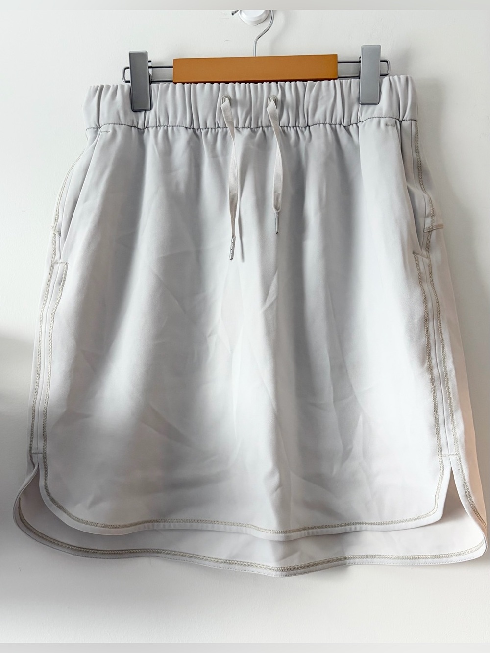 LULULEMON WOVEN ON THE FLY SKIRT SIZE 8 silverstone - Picture 4 of 8